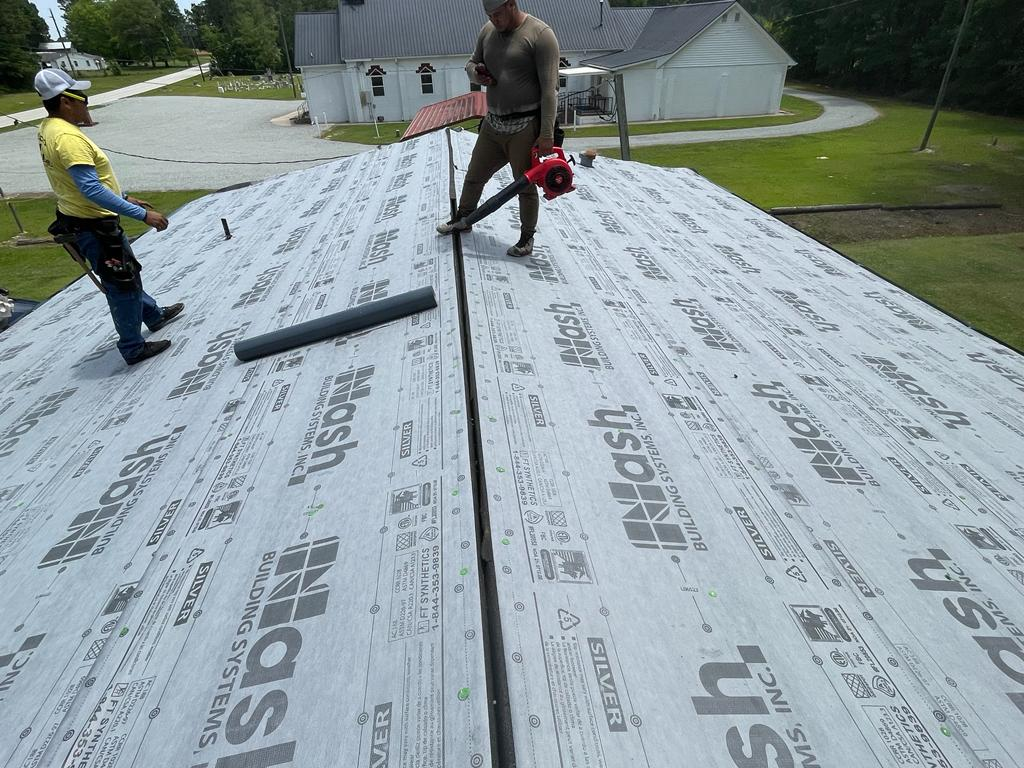 Two roof installers working